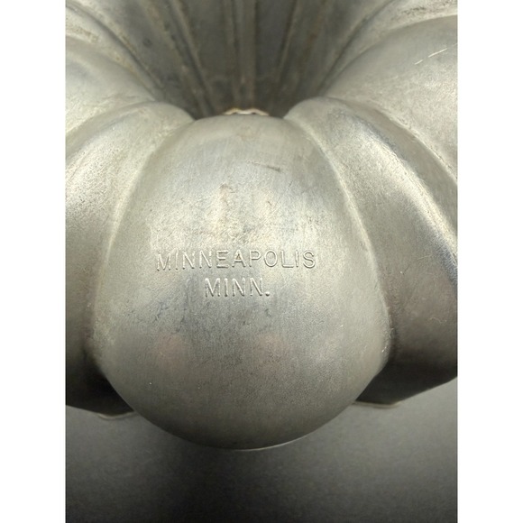 Nordic Ware Mini Bundt Pan Cake Heavy Cast Aluminum Vintage  9" x  3.5" - Picture 7 of 8